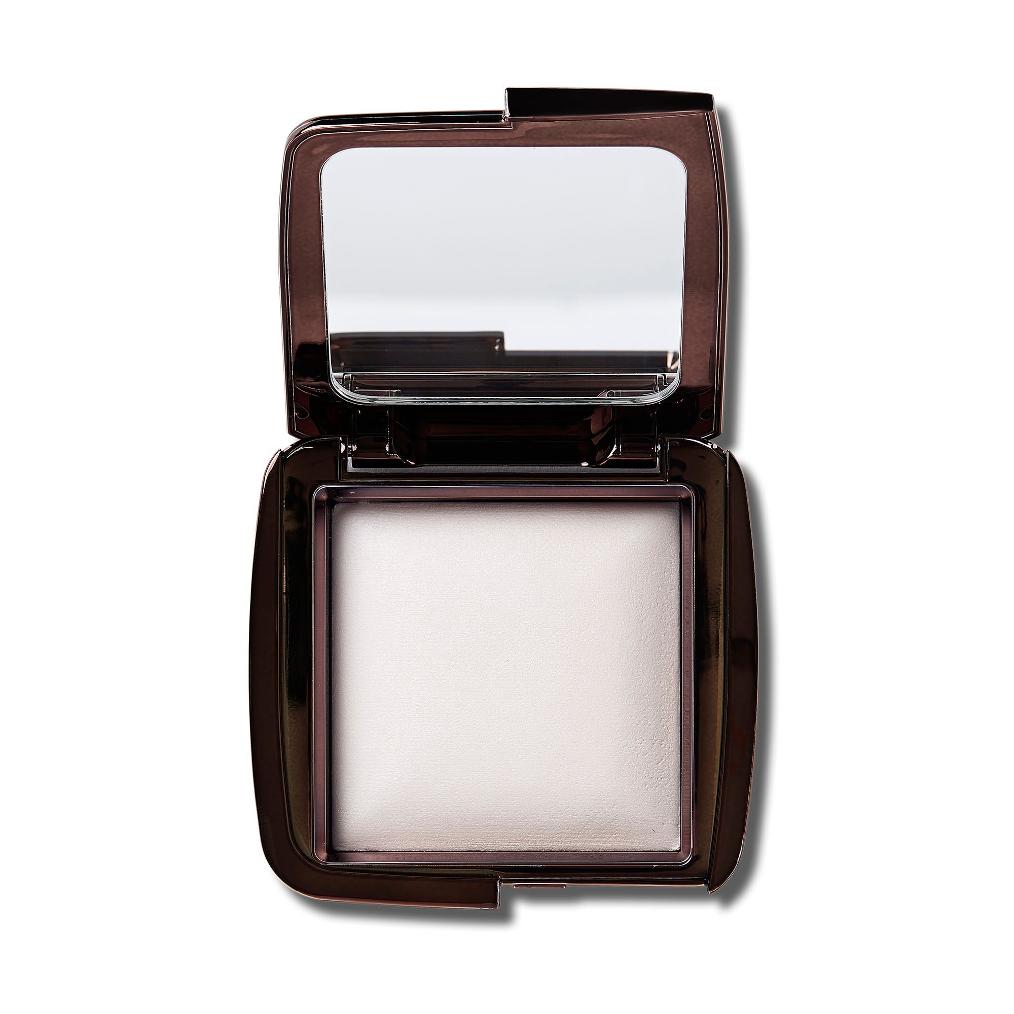 A high-tech finishing powder that works to capture, diffuse, and soften surrounding light.