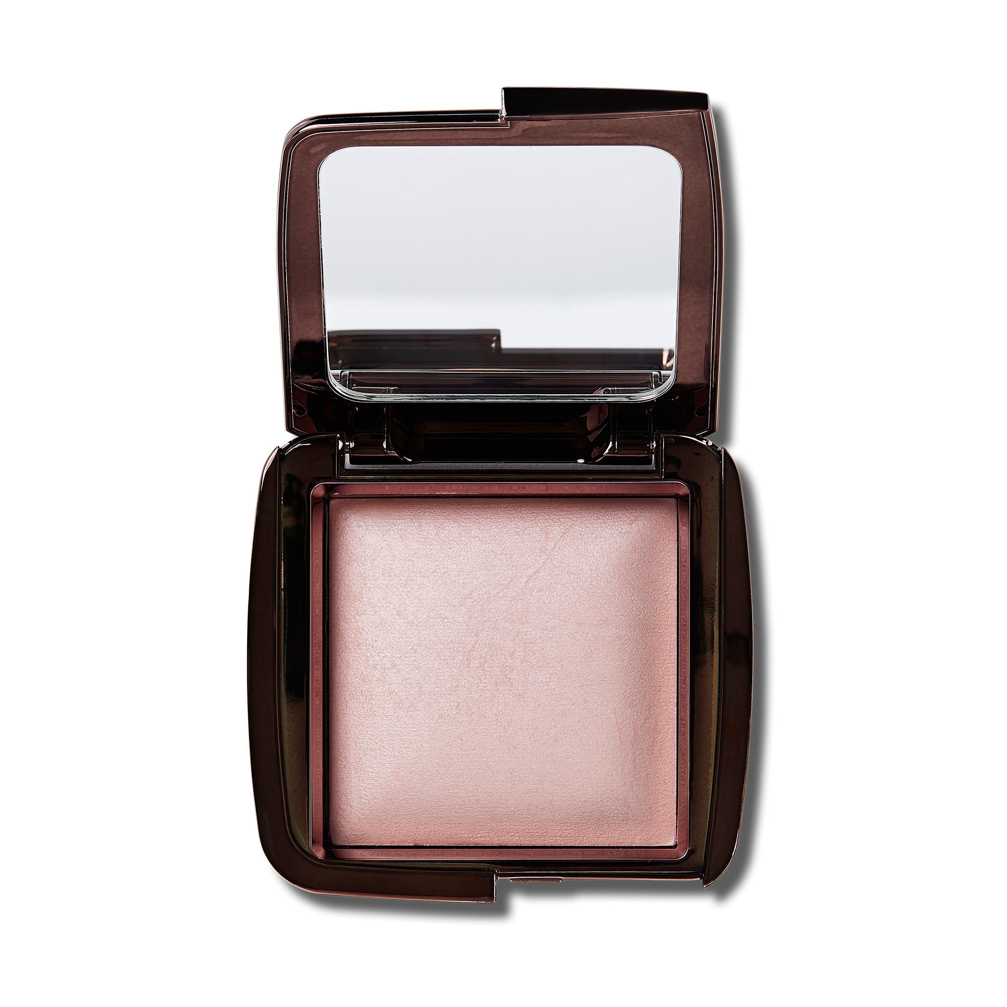 A high-tech finishing powder that works to capture, diffuse, and soften surrounding light.